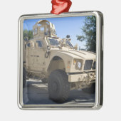 An Oshkosh M-ATV Metalen Ornament (Links)