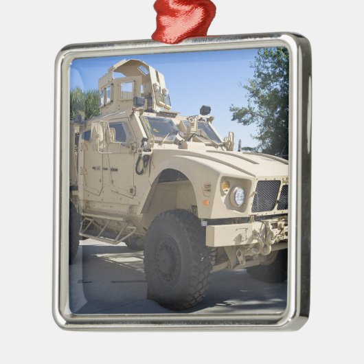 An Oshkosh M-ATV Metalen Ornament (Links)