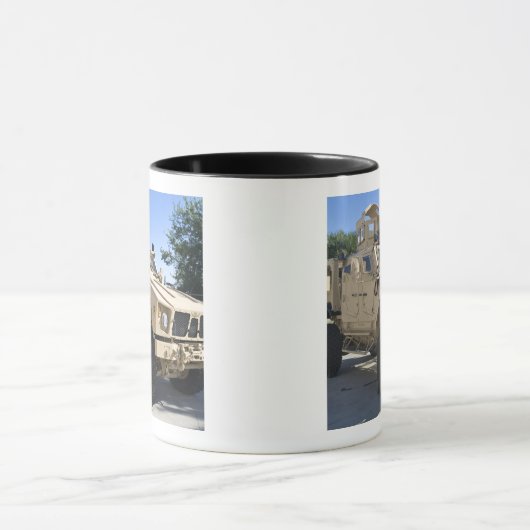 An Oshkosh M-ATV Mok (Midden)