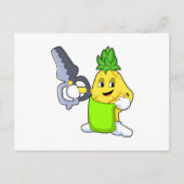Ananas als kapper met schaar en scheermes briefkaart (Voorkant)
