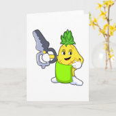 Ananas als kapper met schaar en scheermes kaart (Gele Bloem)