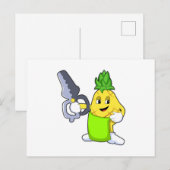 Ananas als kapper met schaar & scheermes briefkaart (Voorkant / Achterkant)