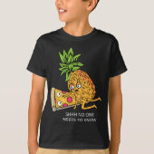 Ananas behoort tot de Pizza Lover Funny Food Pun T-shirt (Voorkant)