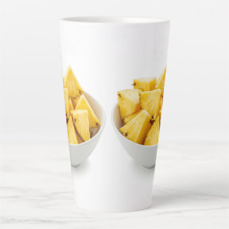 Ananas brokken in een kom latte mok
