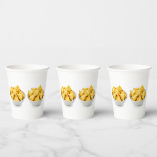 Ananas brokken in een kom papieren bekers