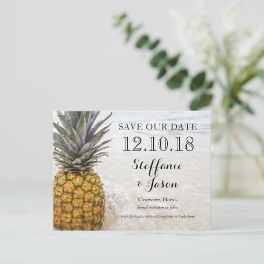 Ananas Chillin op het zandstrand Bewaar de datum Aankondigingskaart (Staand voorkant)