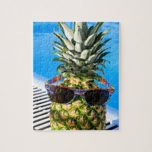 Ananas draagt een zonnebril in een zwembad legpuzzel (Verticaal)