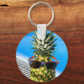 Ananas draagt een zonnebril in een zwembad sleutelhanger (Voorkant)