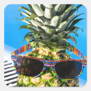 Ananas draagt een zonnebril in een zwembad vierkante sticker