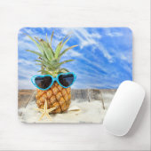 ananas draagt een zonnebril voor het hart muismat (Met muis)