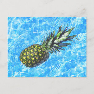 Ananas drijvend in het water vreedzame zoete briefkaart