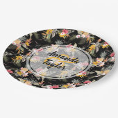 Ananas en bloemen op zwart papieren bordje (Gekanteld)