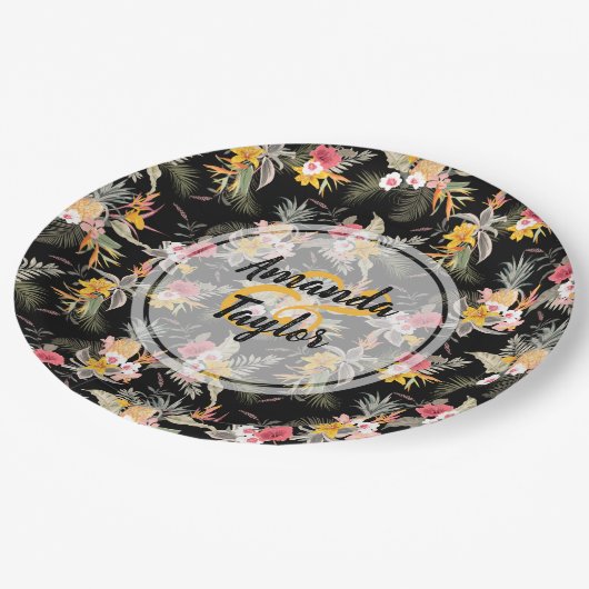 Ananas en bloemen op zwart papieren bordje (Gekanteld)