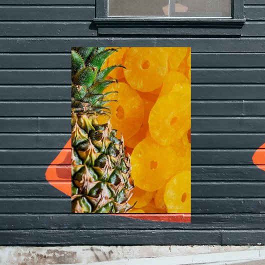 Ananas en gesneden ananasschijven klein poster