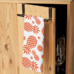 ananas en melkachtige tropische mantel theedoek<br><div class="desc">Fruity pineapple and flower repeat gepatterned tea dowel speciaal ontworpen door Sarah Trett voor www.mylittleeden.com. Hier in het sinaasappel weergegeven,  maar u kunt de achtergrond aanpassen aan de kleur of kleuren van uw keuze.</div>