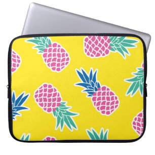 Ananas Frenzy: Heldere Cartoon . Laptop Sleeve