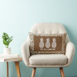 Ananas gepersonaliseerd kussen<br><div class="desc">Drie ananas accentueren dit lumbale kussen,  ideaal voor uw huis of een cadeau voor een nieuwe huiseigenaar gepersonaliseerd met uw familienaam op een geweven houtprint patroon. (Niet echt hout,  het is een illustratie gedrukt in kleur.)</div>