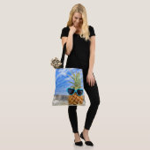 ananas in zonnebrillen met zeester tote bag (Op model)