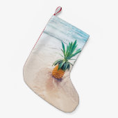 Ananas komt morgenochtend op het strand terecht. kleine kerstsok (Voorkant (Hangend))