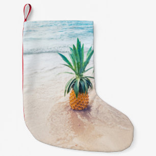 Ananas komt morgenochtend op het strand terecht. kleine kerstsok