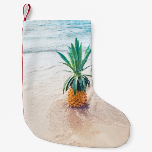 Ananas komt morgenochtend op het strand terecht. kleine kerstsok (Voorkant)