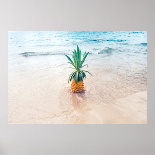 Ananas komt morgenochtend op het strand terecht. poster (Voorkant)