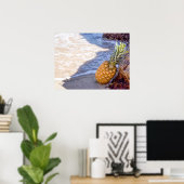 Ananas Leaning op Rocks bij het strand Poster (Thuiskantoor)