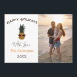 Ananas Merry Christmas Beach Foto Feestdagenkaart<br><div class="desc">Pineapple Vrolijke Kerst Strand Foto Vakantie Kaart Stuur vakantie groeten aan vrienden en familie, strand-stijl, met onze tropische ananas vakantie fotokaart. Design beschikt over uw favoriete verticale foto naast de vrolijke kerstgroet en een ananas illustratie versierd met vakantie string lichten. Personaliseer met uw namen en aangepaste begroeting langs de onderkant....</div>