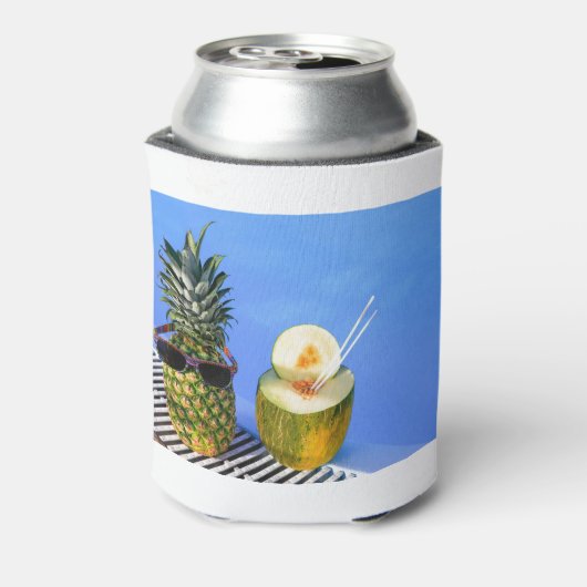Ananas met een zonnebril en meloen bij het zwembad blikjeskoeler (Blikje Achterkant)