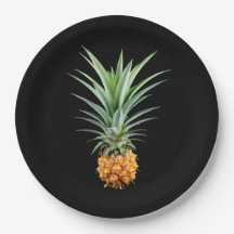 Ananas met groot haar op zwarte achtergrond
