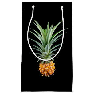 Ananas met grote kapsel op zwarte achtergrond klein cadeauzakje