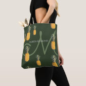 Ananas met naam en initiaal op donkergroen tote bag (Dichtbij)