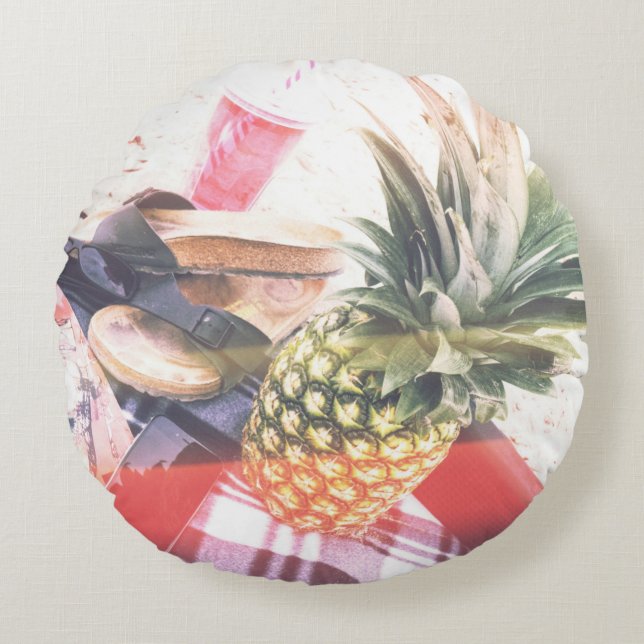 Ananas naast telefoon en luidspreker rond kussen (Voorkant)