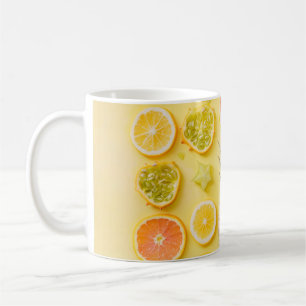 Ananas omgeven door citrusvruchten koffiemok