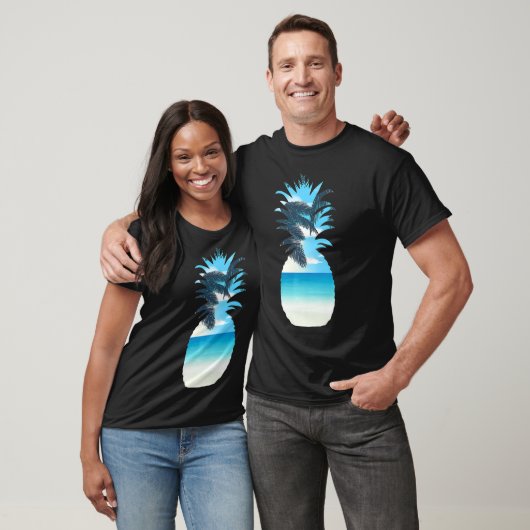 Ananas op een strand Koel Tropische T-shirt-kuiken T-shirt (Unisex)
