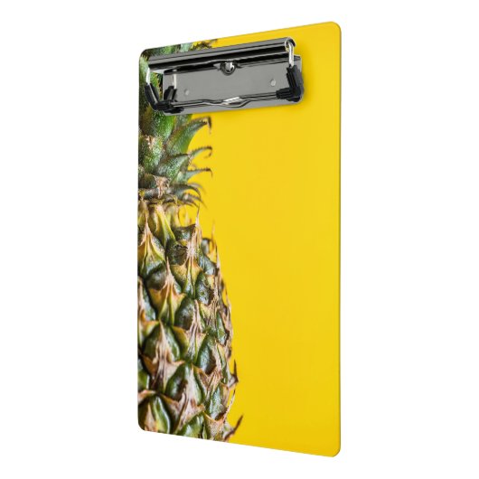 Ananas op gele achtergrond mini klembord (Angled2)