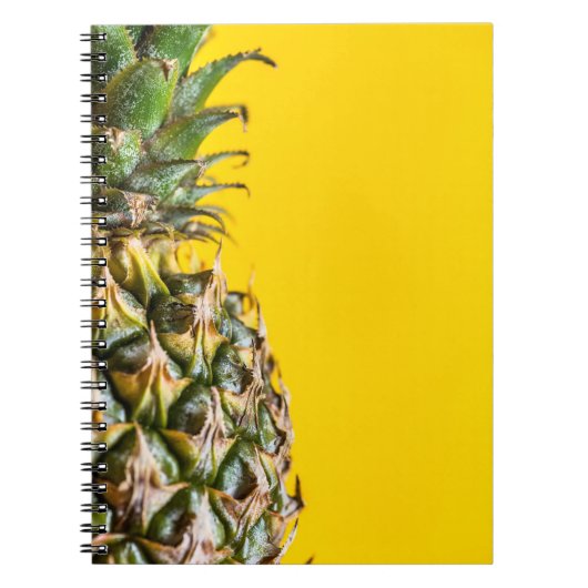 Ananas op gele achtergrond notitieboek (Voorkant)