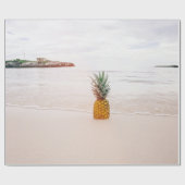 Ananas op zand nabij het strand cadeaupapier (Vlak)
