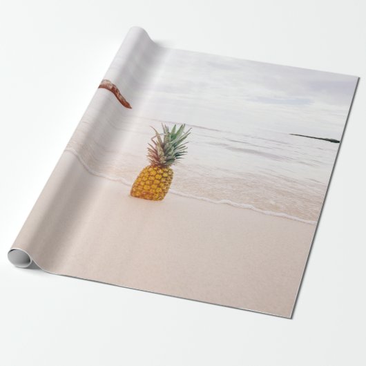 Ananas op zand nabij het strand cadeaupapier (Uitgerold)