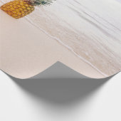 Ananas op zand nabij het strand cadeaupapier (Hoek)