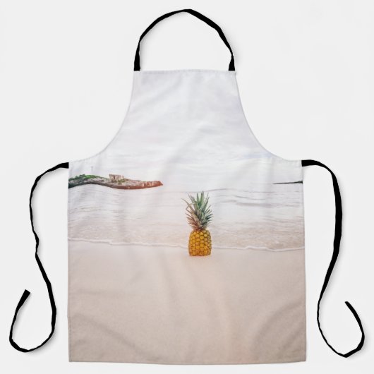 Ananas op zand nabij het strand schort (Voorkant)