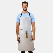Ananas op zand nabij het strand schort (Gedragen)