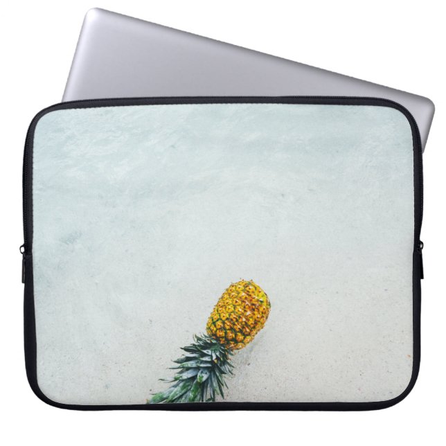 Ananas op zee laptop sleeve (Voorkant)