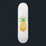 Ananas Skateboard<br><div class="desc">Dit gierig Skateboard is versierd met een handgetekende ananas in tinten van geel en groen. Omdat we ons eigen kunstwerk creëer,  zal je dit exacte afbeelding niet vinden van andere ontwerpers. Oorspronkelijke Waterverf © Michele Davies.</div>