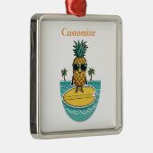 Ananas Surfer Rides Een Wave Thunder_Cove Metalen Ornament (Rechts)
