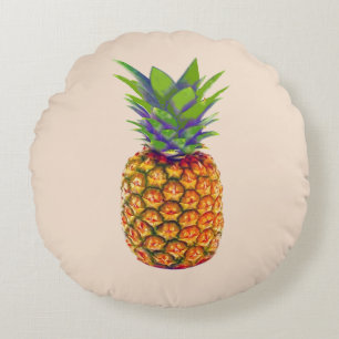 Ananasfruit op lichte beige ronde kussen