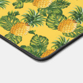 ananassen en tropische bladeren op goud bureaumat (Hoek)