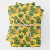 ananassen en tropische bladeren op goud inpakpapier vel (In situ)