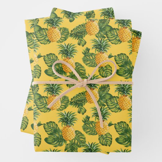 ananassen en tropische bladeren op goud inpakpapier vel (In situ)