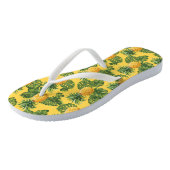 ananassen en tropische bladeren op goud teenslippers (Schuin)